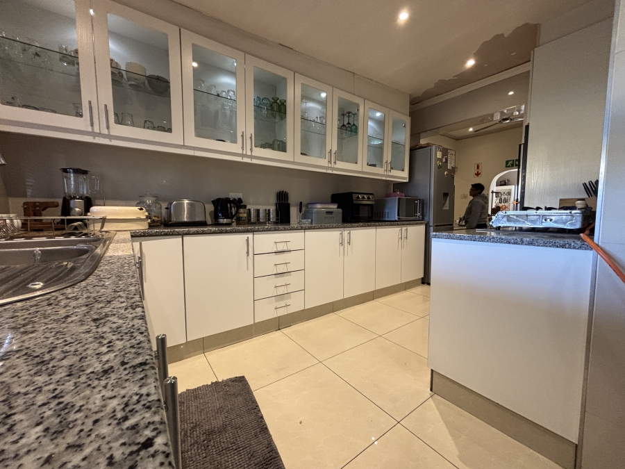 5 Bedroom Property for Sale in Glenlilly Western Cape